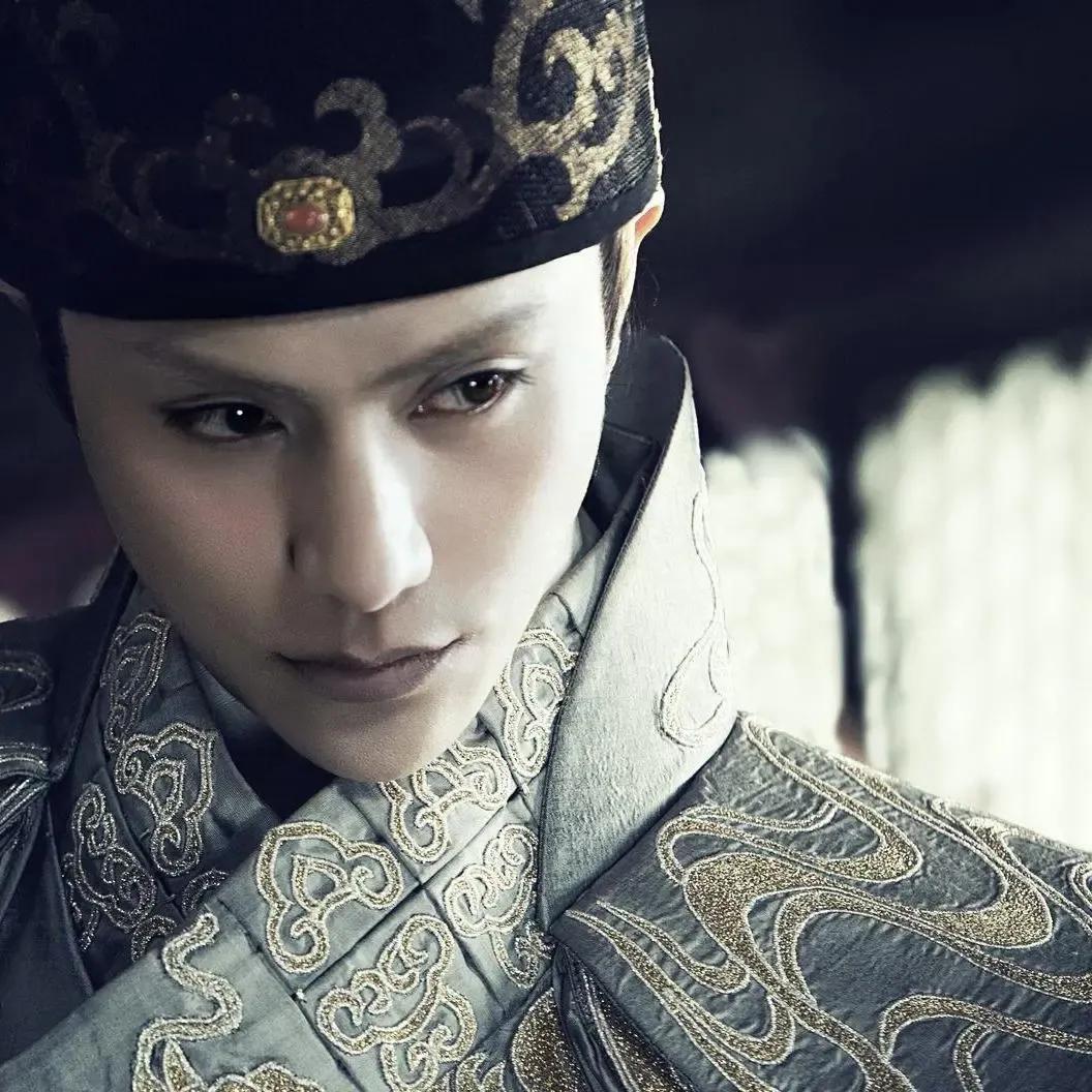 以前的陈坤帅的一塌糊涂，五官精致，棱角分明，眼神凌厉，他演的雨化田太惊艳了。
