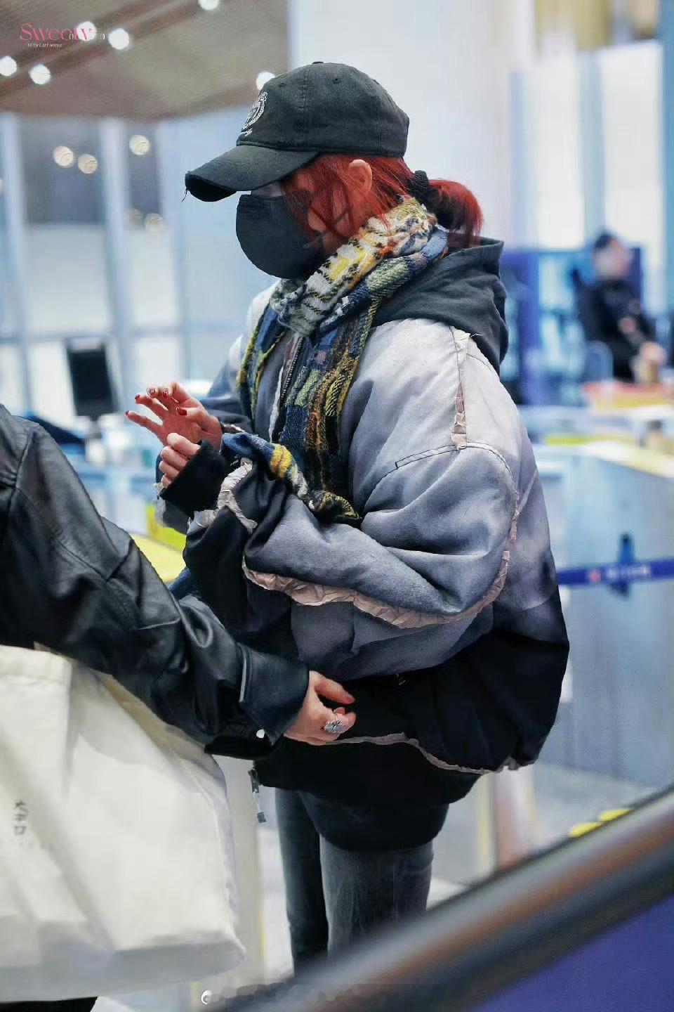 站姐把关晓彤认成刘浩存 戴着口罩帽子打扮严实真的挺容易认错的哈哈哈，对比以前就知