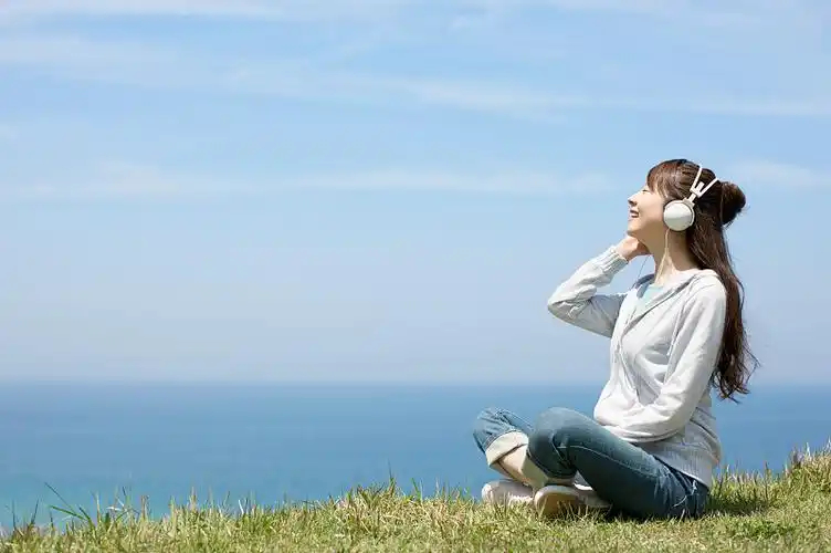 人到了年纪就会觉醒老式听觉 年轻时追求重低音潮流歌，上了年纪自动偏爱老式温润音质