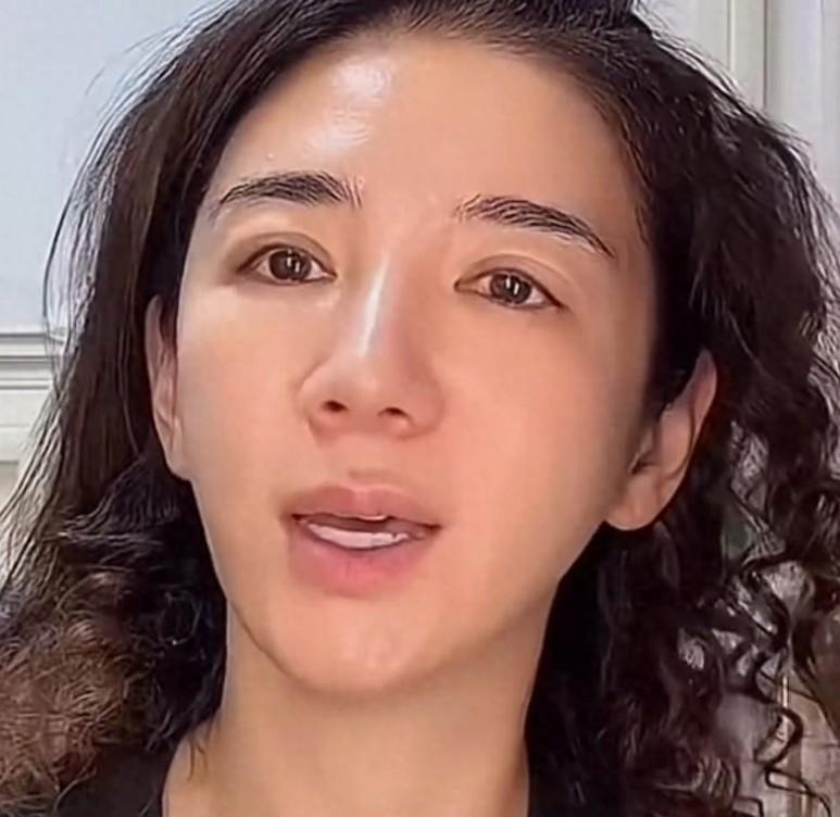 黄奕作为母亲维护女儿无可非议！
 
网友一口一个毒贩的女儿有点杀人诛心的味道，难
