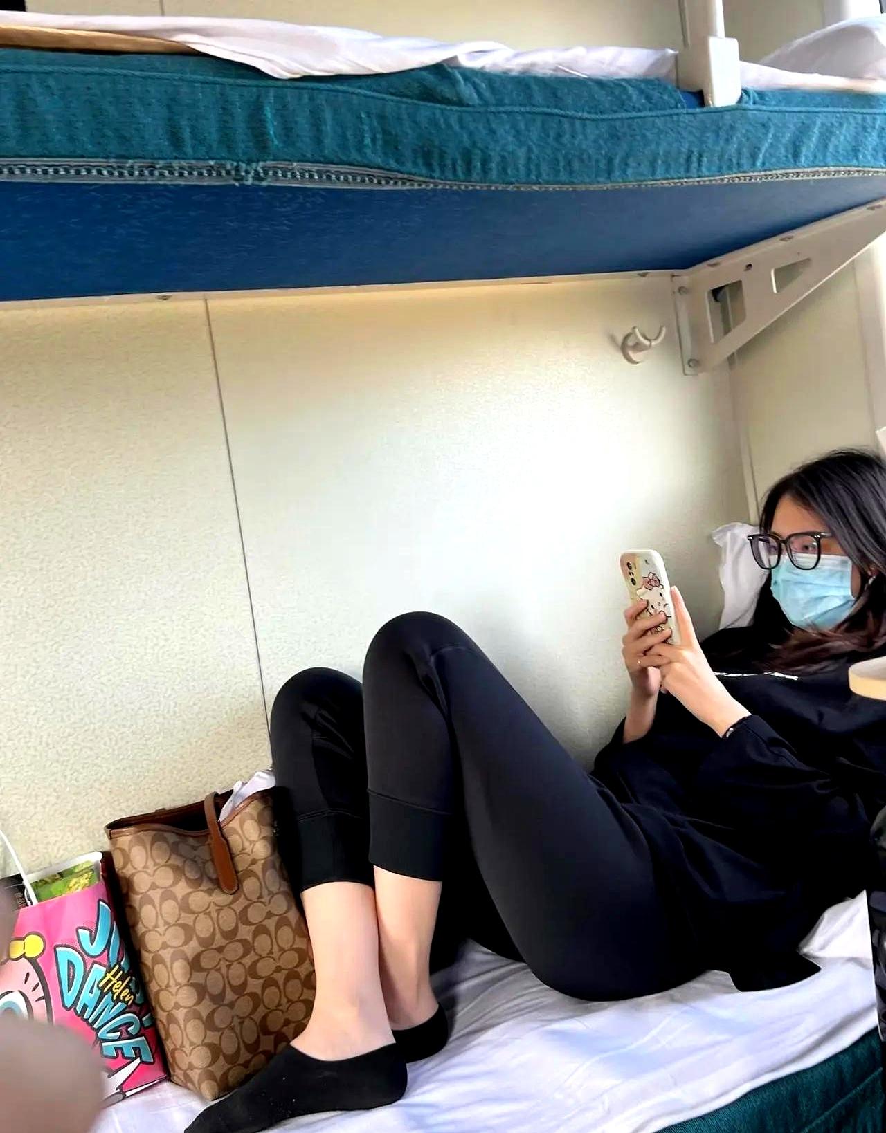 刷到“身材太绝了，怎么开口要联系方式”这种话时，很多人都会愣一下，心动是真的，手