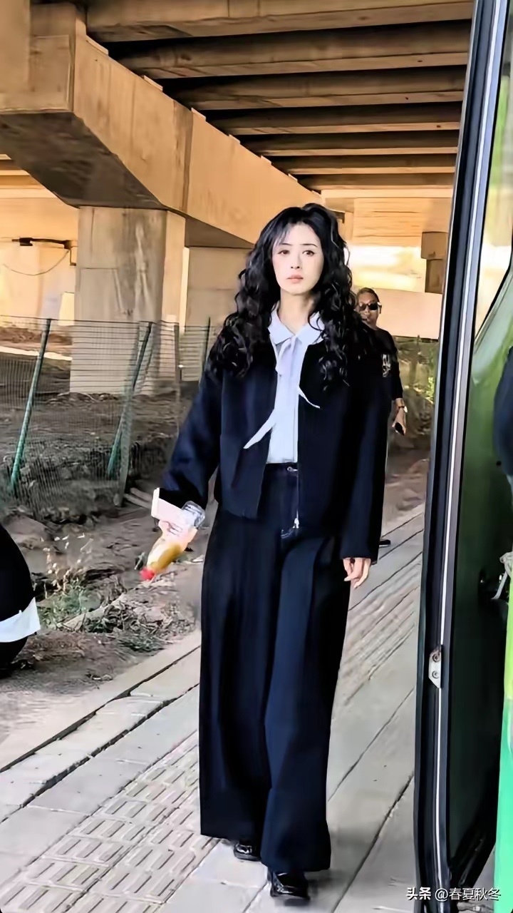 蒋欣这瘦的脸好小，好累的样子，烫的头好看，衣服穿的漂亮，瘦了就是年轻啊，又瘦又好