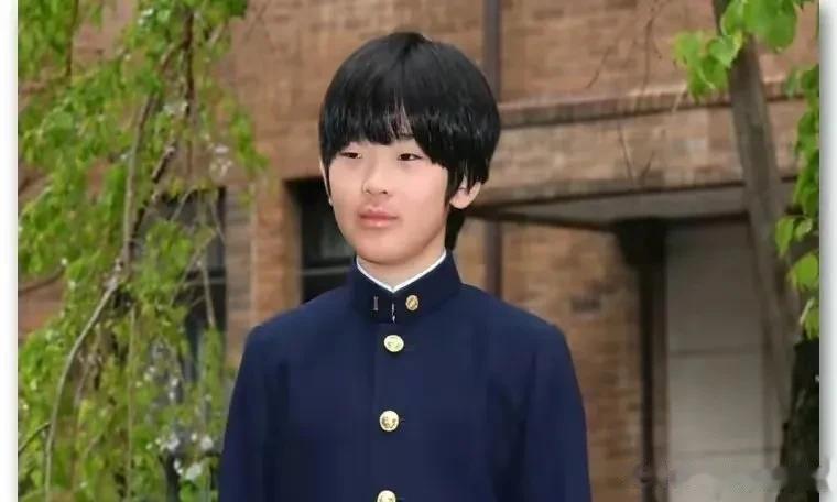 日本现任天皇德仁的亲侄儿，第二顺位继承人，16岁的秋筱宫悠仁亲王近几次露面，被曝