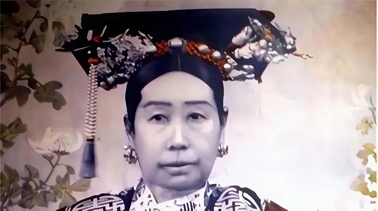 慈禧年轻的时候比宫里的隆裕皇后，瑾妃之类的来说，还算是漂亮的。[呲牙]