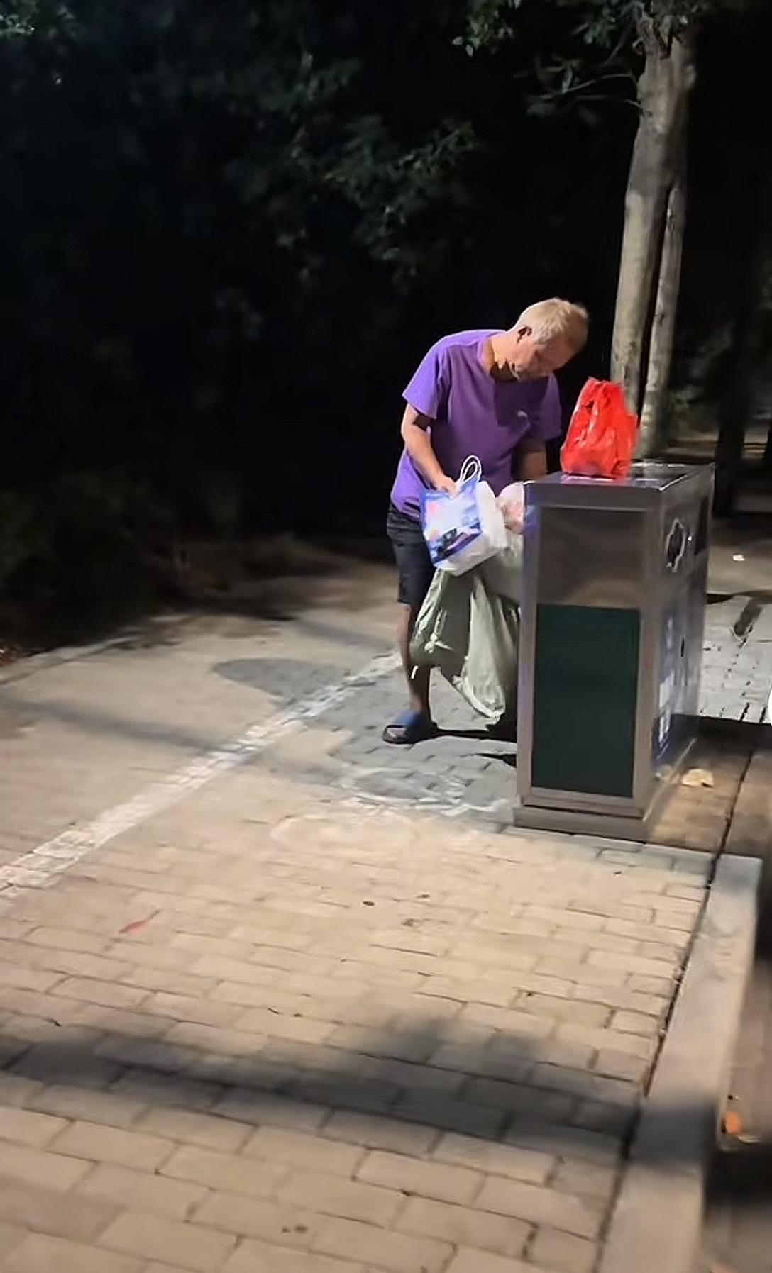 在上海白鹤，现在的主播和网友想见到沈巍难了，要么在凌晨四点左右赶过去，过了5点，