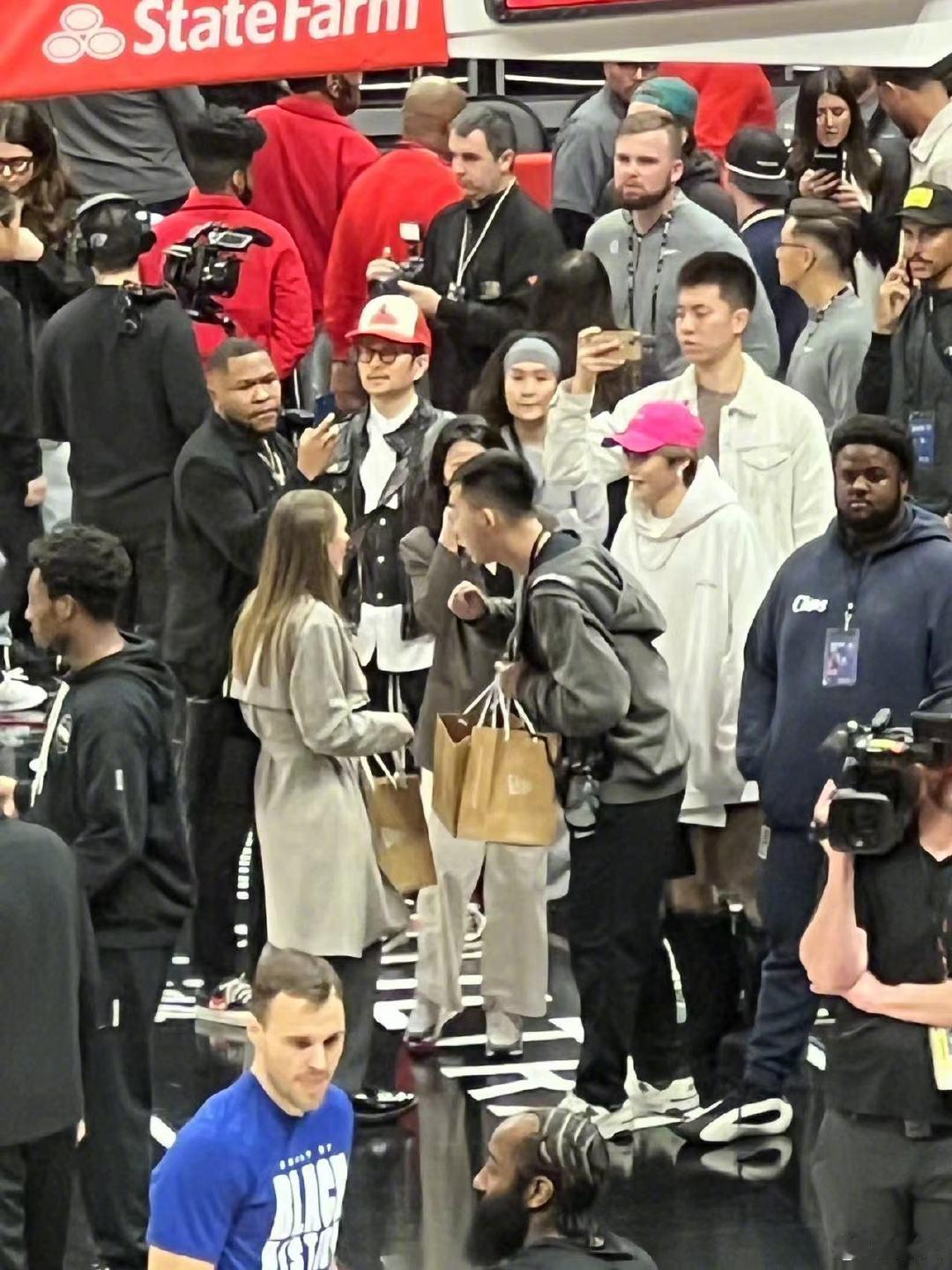 #刘雨昕与哈登打招呼#刘雨昕去看了NBA，还与哈登打了招呼，私服好帅[憧憬]  