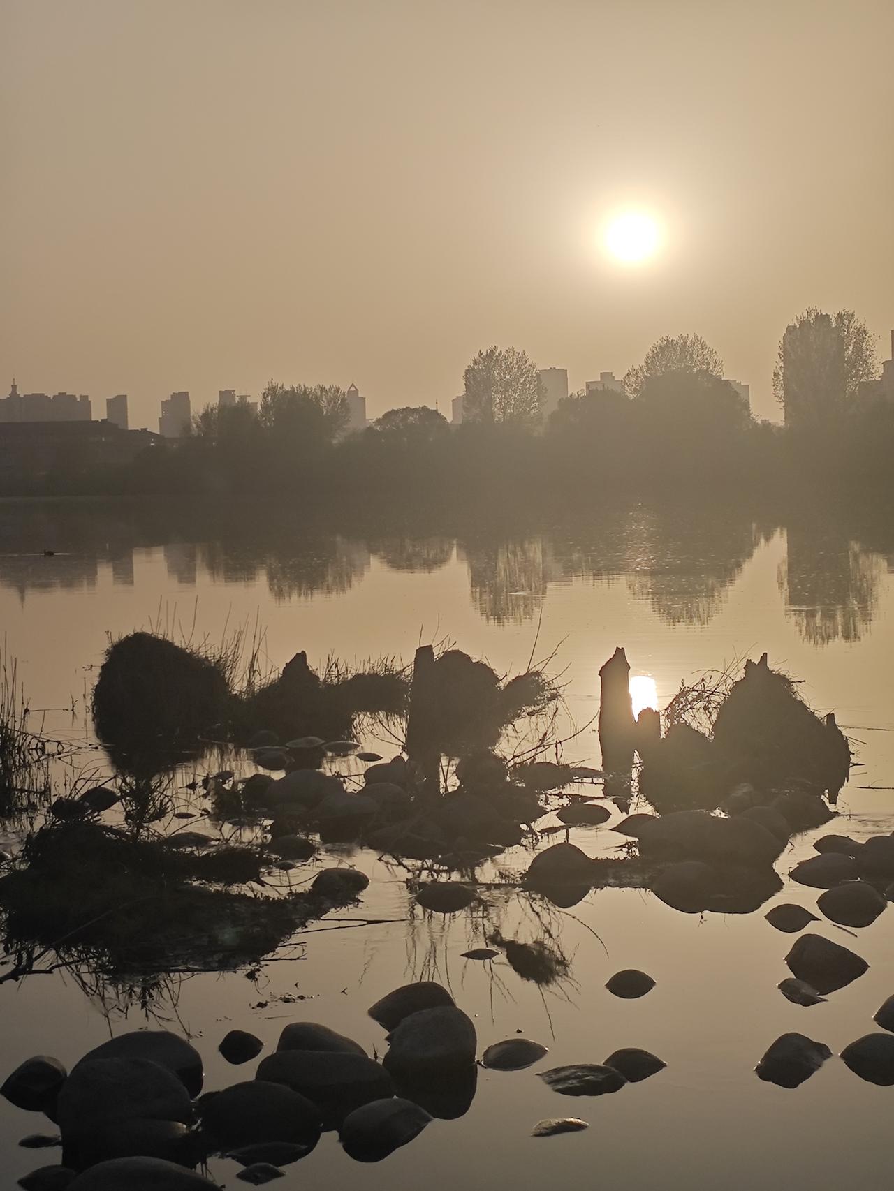 暮色苍茫看咸阳

这张照片是4月4日到渭河畔拍的，具体时间是下午18点36分。拍