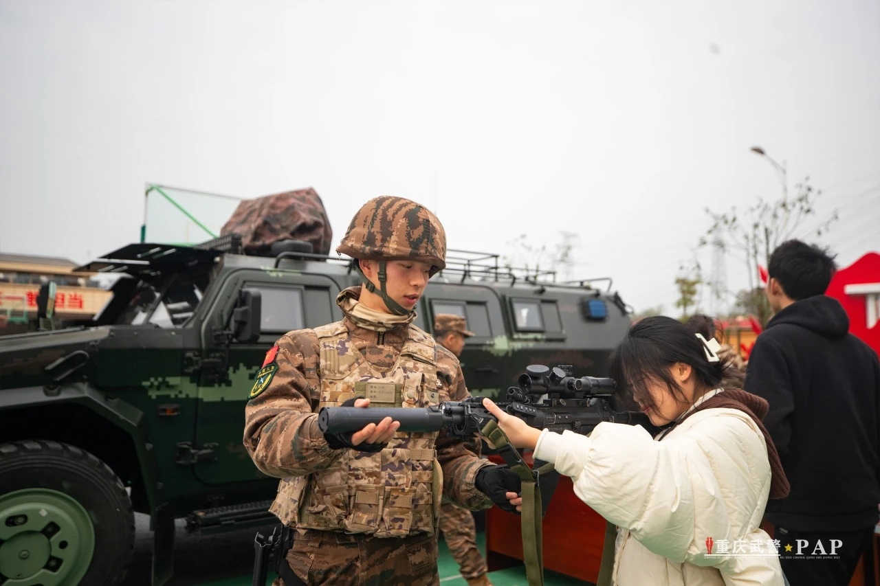 武警重庆总队执勤第三支队军营开放日活动，QBZ192装QBU191的瞄+消音器+