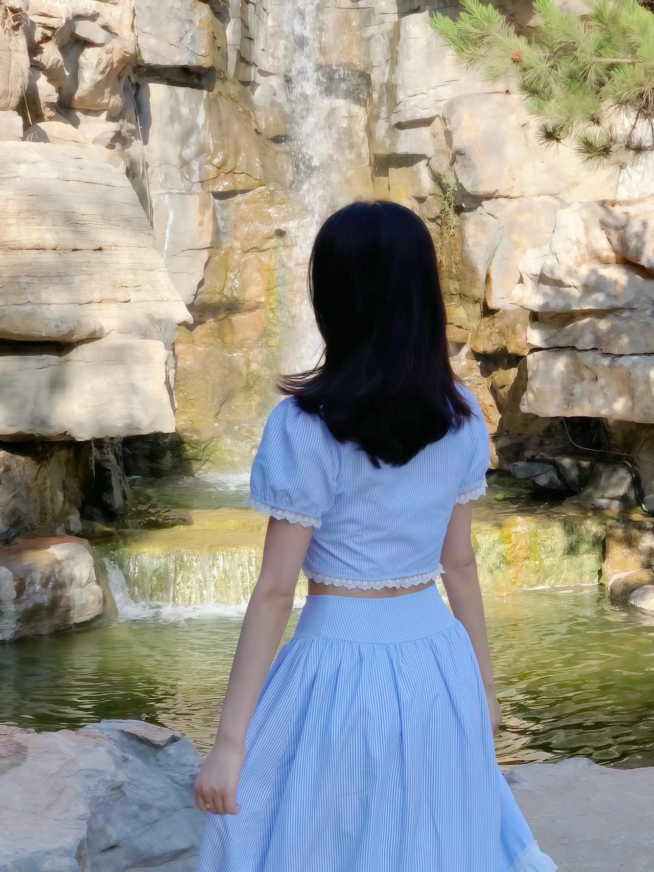 静谧时光蓝裙少女与瀑布相伴温柔蓝裙少女 时尚又温柔