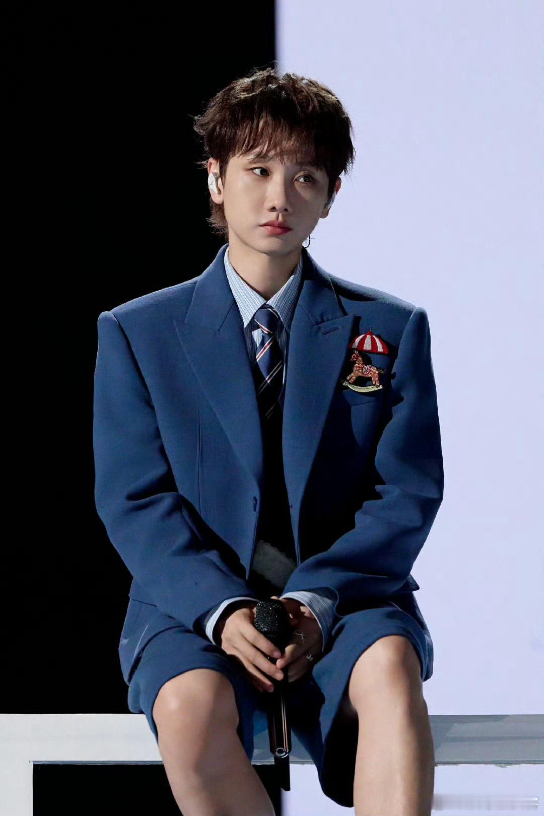 汪苏泷妹妹头 声生不息 不看真的会后悔！汪苏泷卷发妹妹头+西装短裤，萌度天花板！