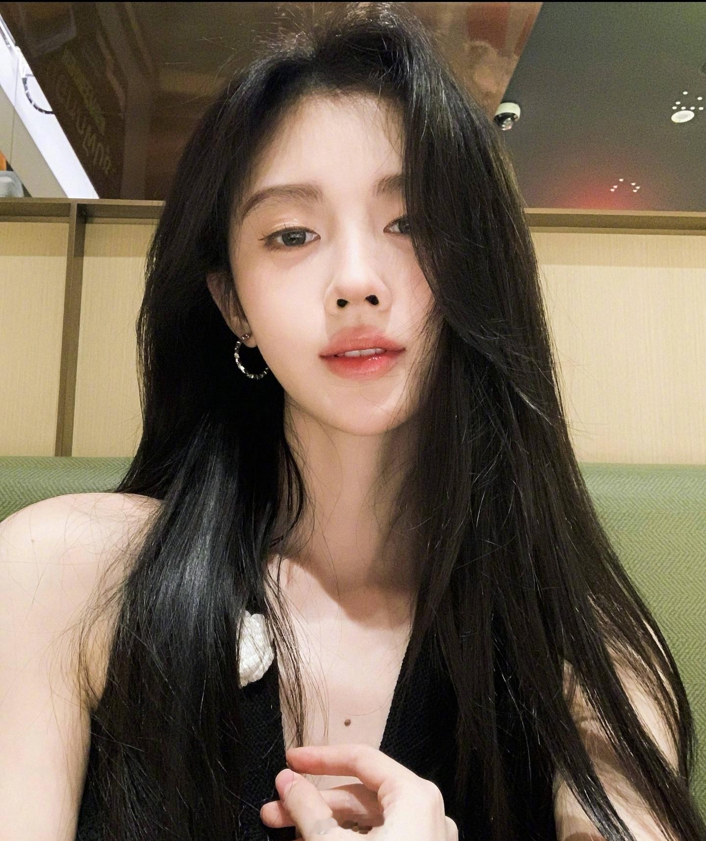 鞠婧祎，这个自拍角度让人脸一黑，要不是看到是他本人发布的，我还以为是黑粉发的呢 