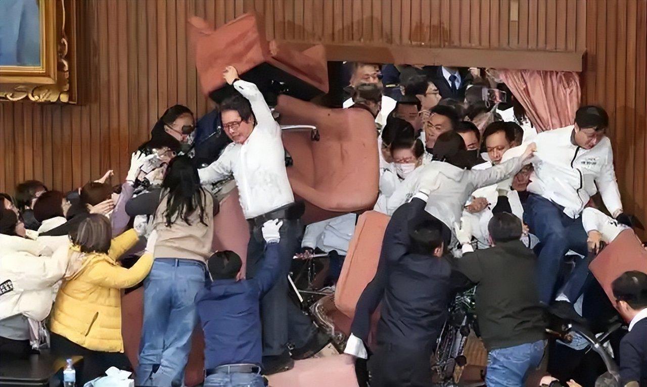 这些年关注台湾舆论的人，往往会产生一个共同感受。岛内蓝绿阵营看似争论不断，选举期