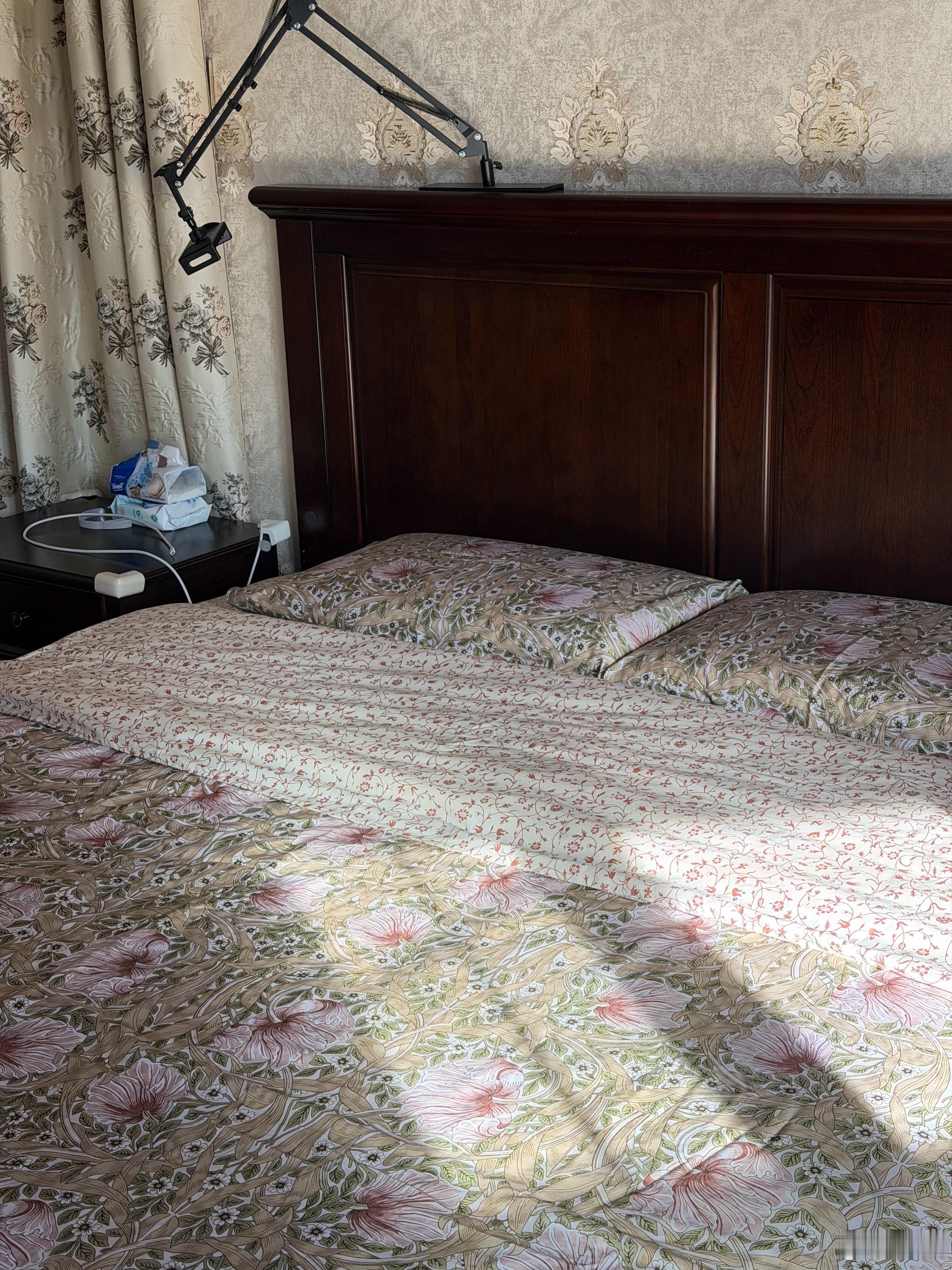 谁懂我现在多崩溃啊？？？我花了一千大几买的床品，连一分钟还没躺就被猫尿了之前那套