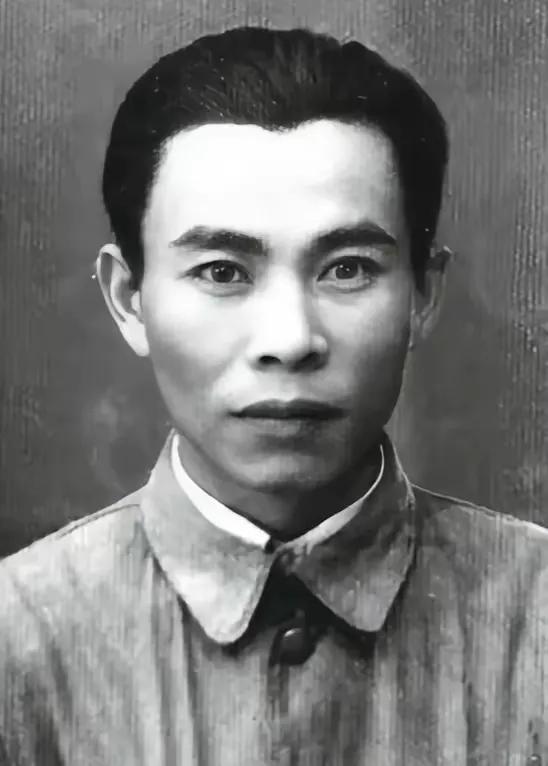 1943年底，“红色交通”曾浪波接到任务，要护送陈毅要去延安，谁知两人刚动身，曾