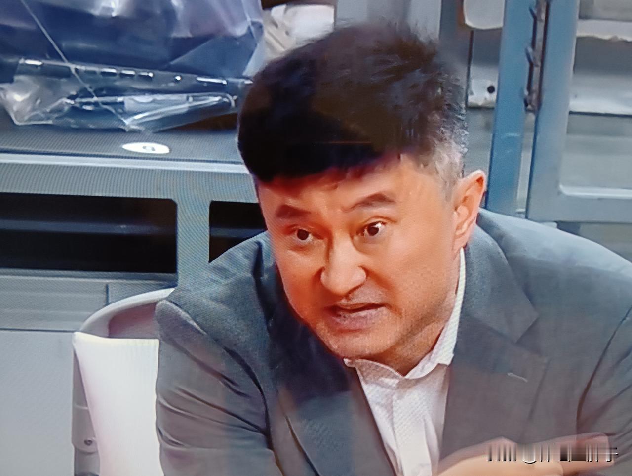 徐昕这是玻璃体吗？还是不想打杜峰的脸？上半场还指望徐昕这个高点优势，徐昕却早早打