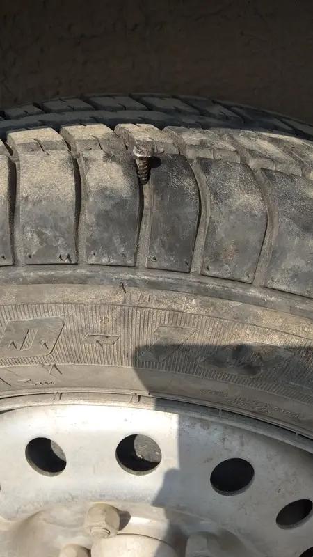 太离谱了！男子车胎被扎破被困高速，遇到救援骗子，对方收了500元仅帮他报了个警。