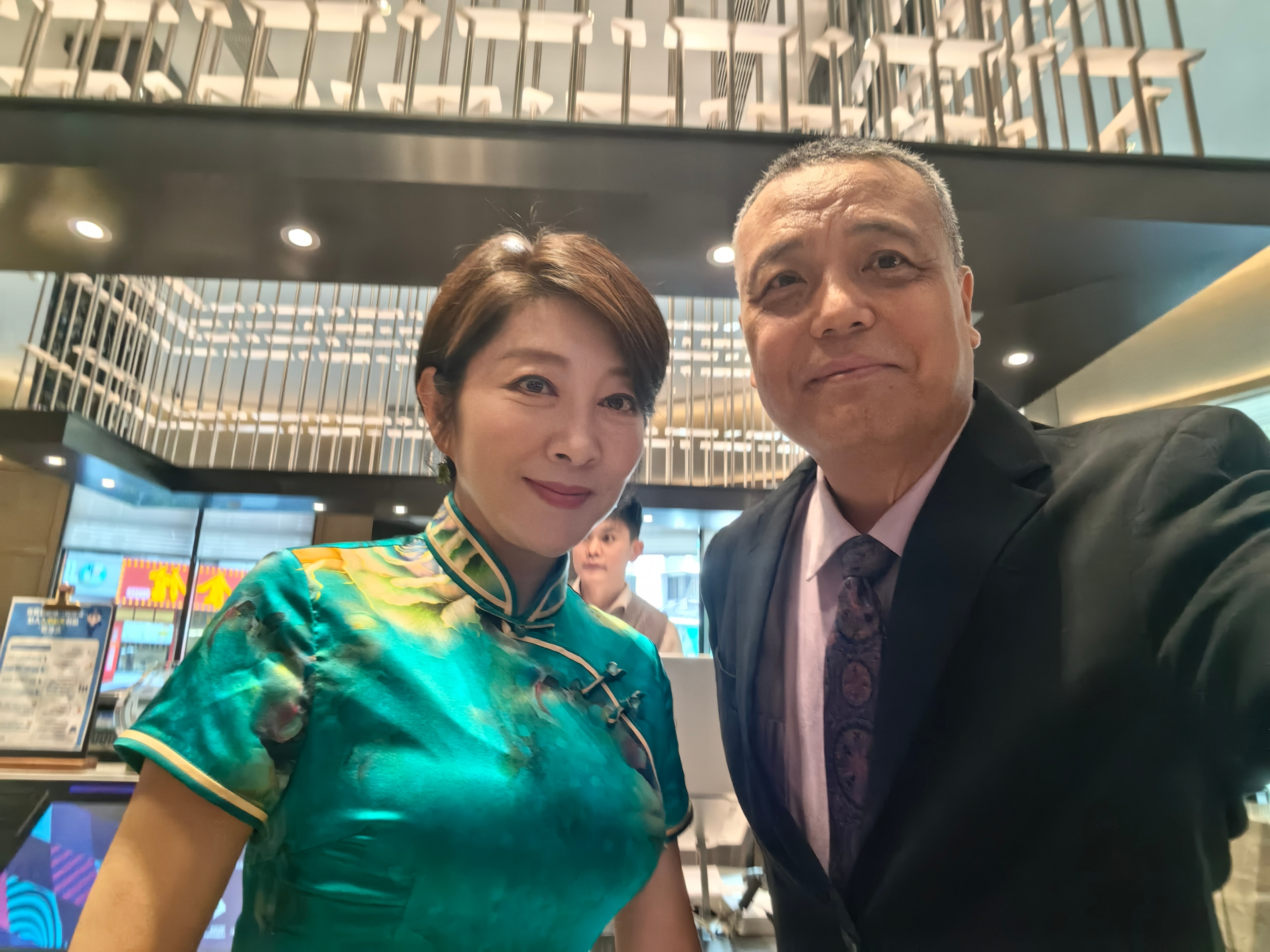 参加百度组织的武汉军情“瞭望2025”活动，和吴学兰大美女评论员在一起～[鲜花]