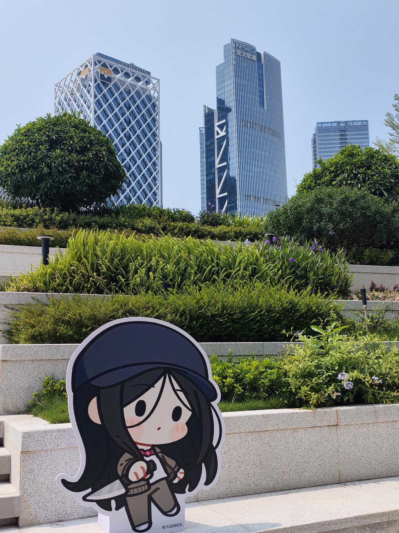 深圳宝安，湾区之眼这里有一家阅文书店，里头都是动漫类的书刊和周边，比如徽章、冰箱