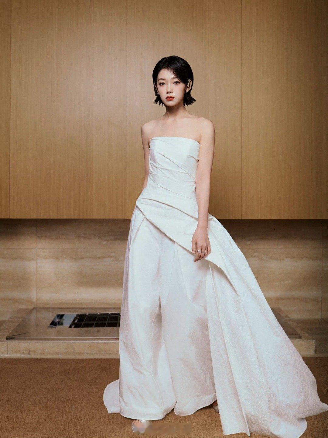 希林娜依高穿礼服跳技能五子棋 希林娜依高简直太飒啦！身着白色礼服跳技能五子棋，端