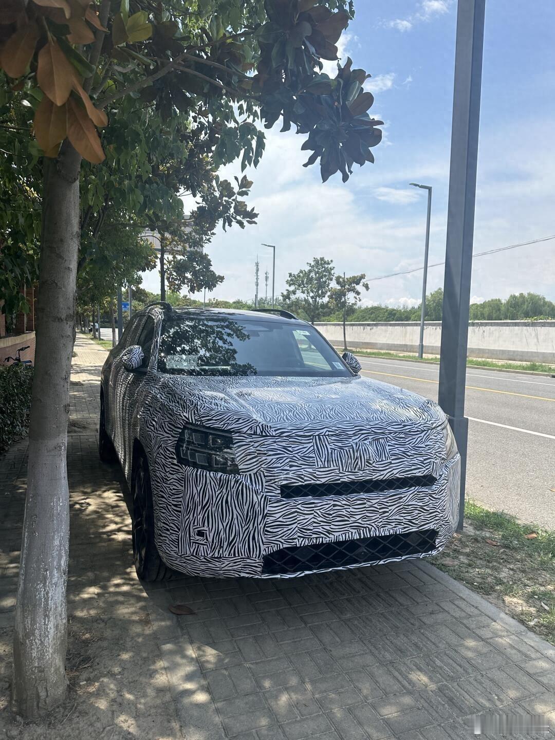 #大众全新SUV# 谍照曝光，新车可能是#全新一代途昂# 。新车换装了全新前大灯