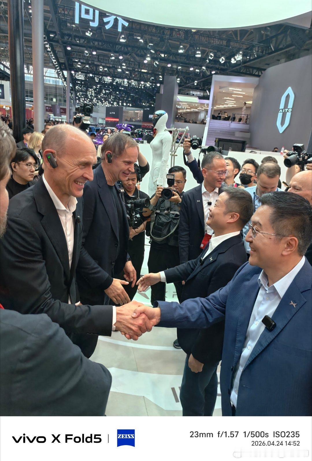 2026北京车展 老外好多北京车展挤满了外国人小鹏GX首发昆仑云境高定双拼色小鹏