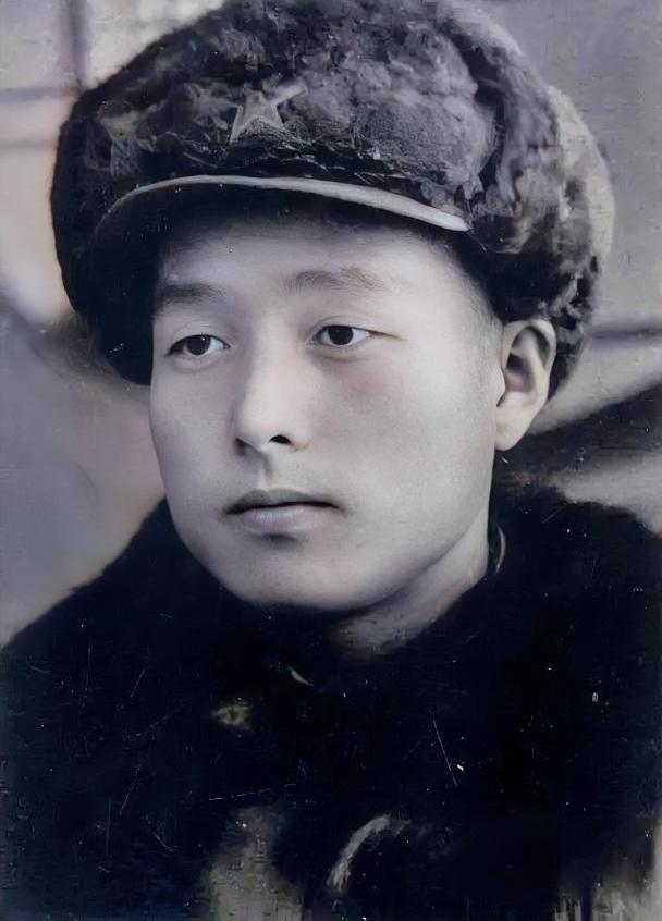 1942年，神枪手王凤麟遭叛徒出卖，被日军围在山上，打到只剩一颗子弹时，他犹豫了