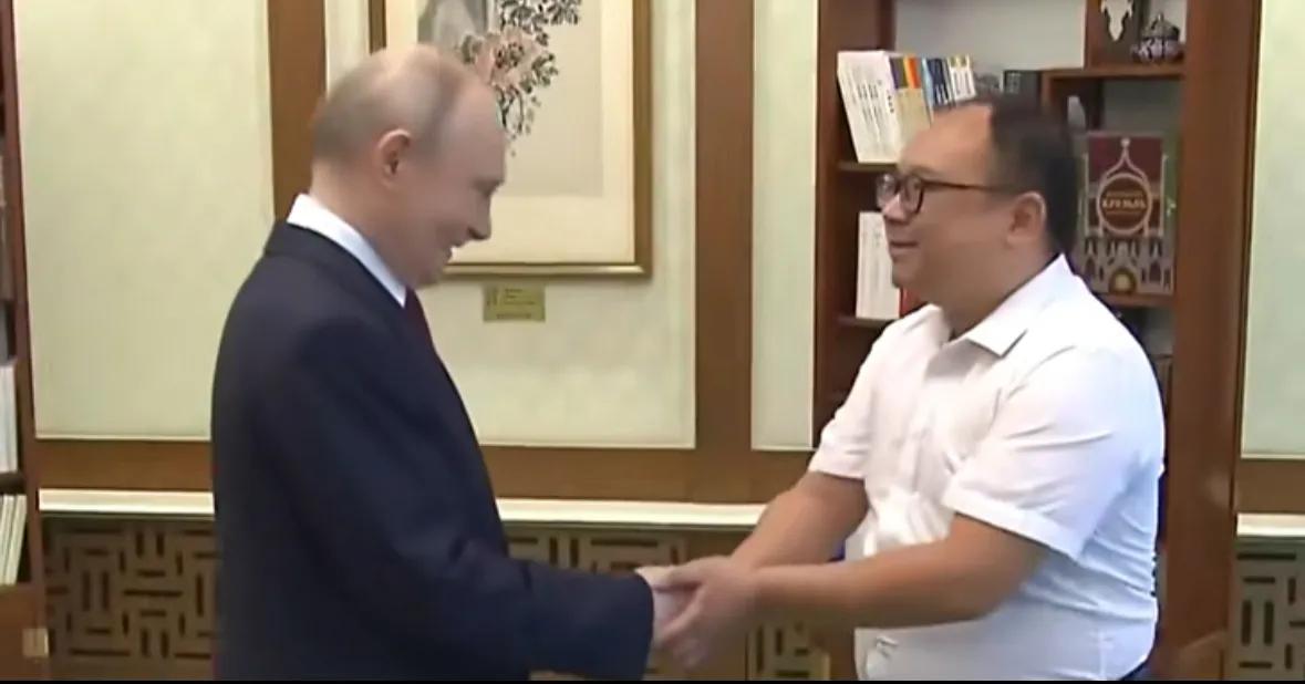 彭湃昨晚估计做梦都会笑醒吧。可不只是他有幸和普京见面，关键是送他的这套圣彼得堡皇