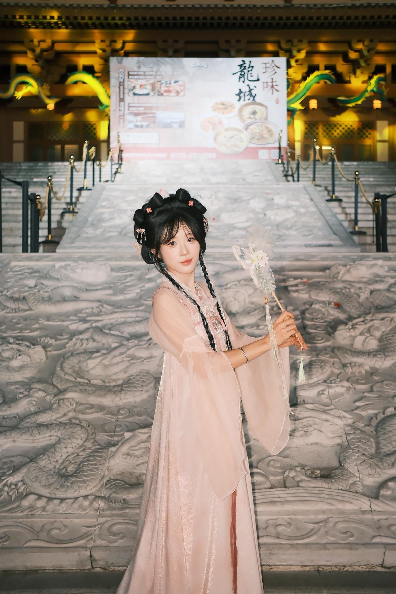 古镇的夜晚，小女子来打卡拍照。无风的夜晚姿势优雅＇动作优美汉服可以有多惊艳 温柔
