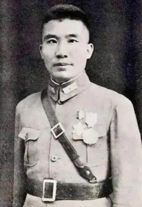 1959年王耀武被特赦后，点名要见粟裕，没想到两人见面后，竟热情地抱在了一起，王