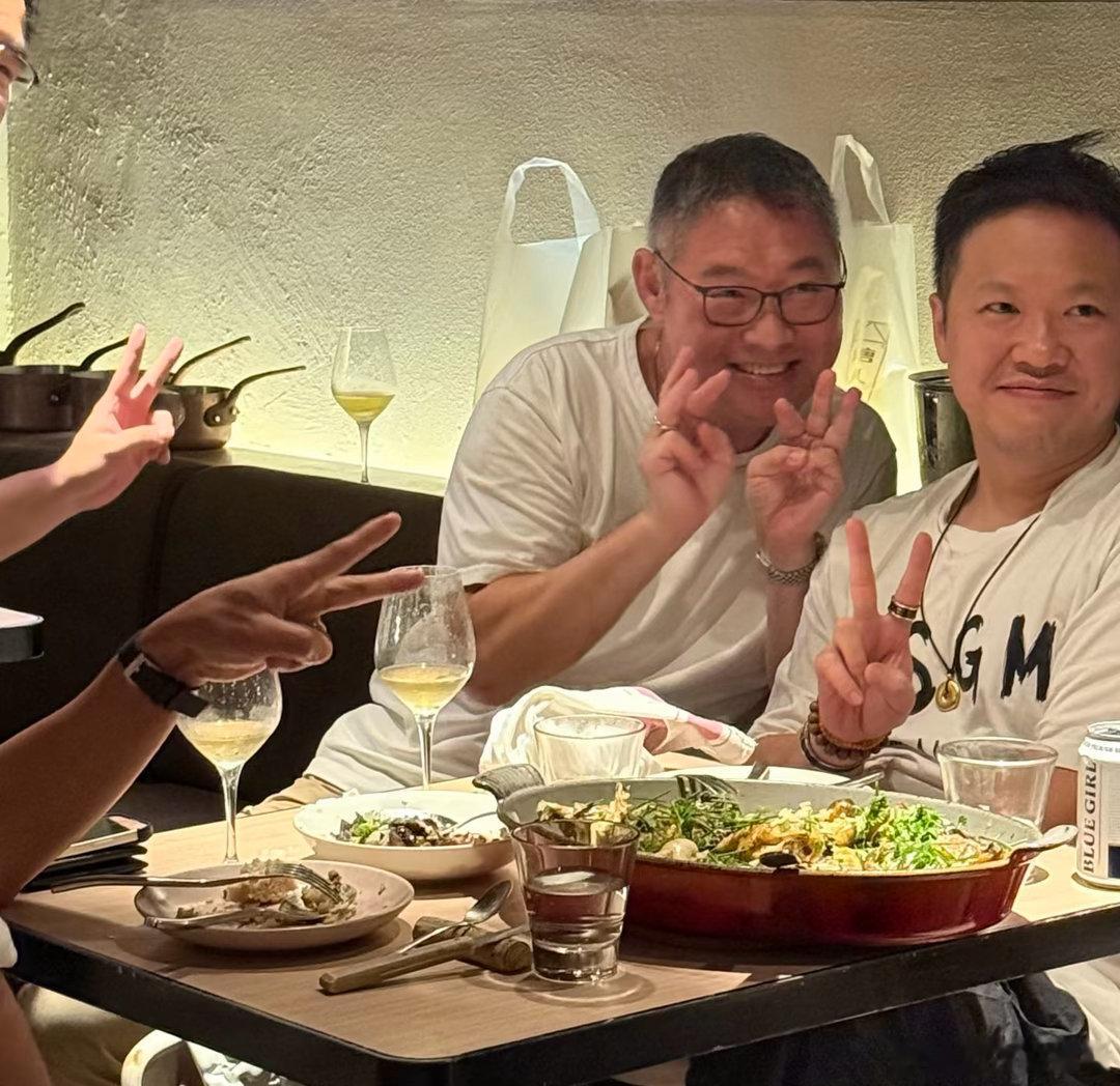 樊振东黎子安一饭2好友重聚一饭封神线上隔空联动，线下如约相见，樊振东与黎子安的好