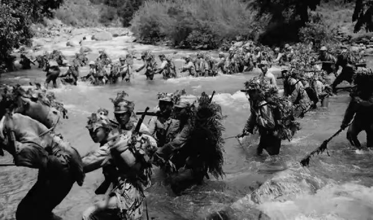 1945年，一队鬼子士兵悄无声息地摸到雪峰山，试图杀国军部队一个猝不及防，不料被