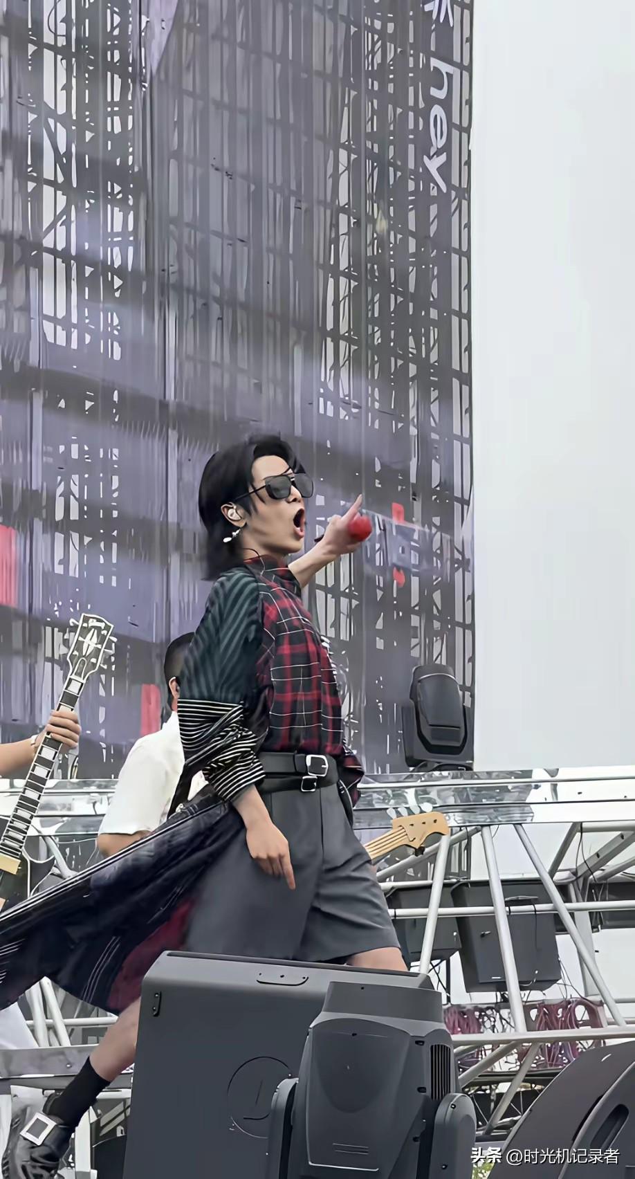 华晨宇很出名吗？华晨宇这演唱会总是奇装异服，看起来很奇怪。
很多人是在《王牌对王