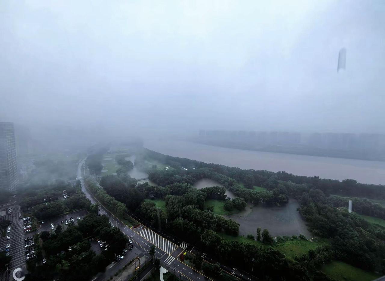 起初大家都觉得这就是场普通暴雨，结果可以在沈阳看海了，这反差感也太强烈了吧！