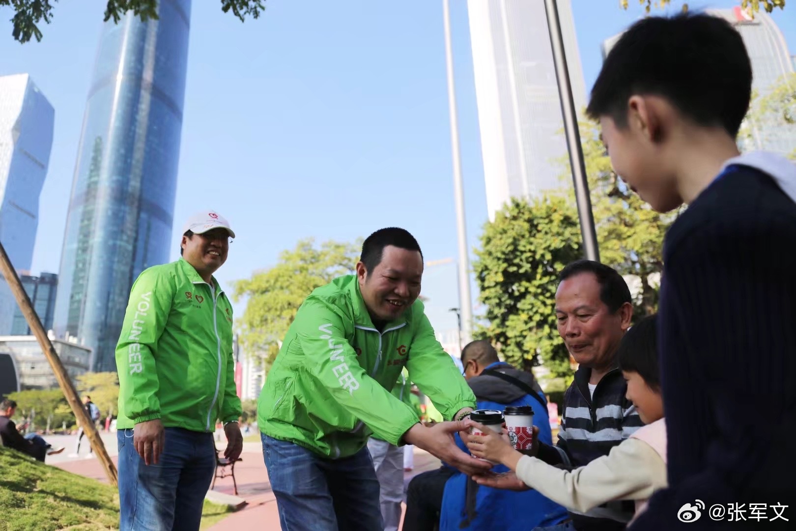 看见公益 有人说我傻，放着好好的工作不做，非要搞什么志愿服务。但只有我知道，当看