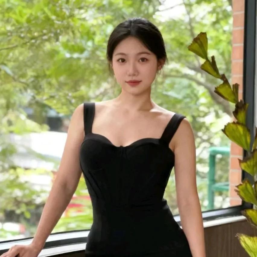 黑裙优雅，绿植点缀，清新自然气质黑裙搭配 气质黑裙 气质吊带黑裙 吊带气质黑裙 