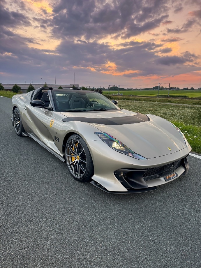 完美的定制版法拉利812 Competizione Aperta，漆色为‘Gri