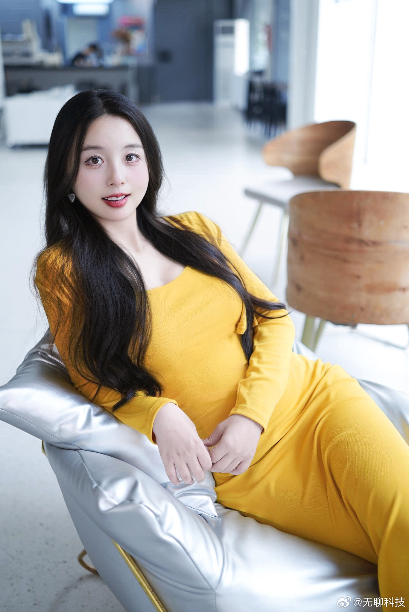 淡黄的长裙，蓬松的头发！聊姐美图新星闪光计划