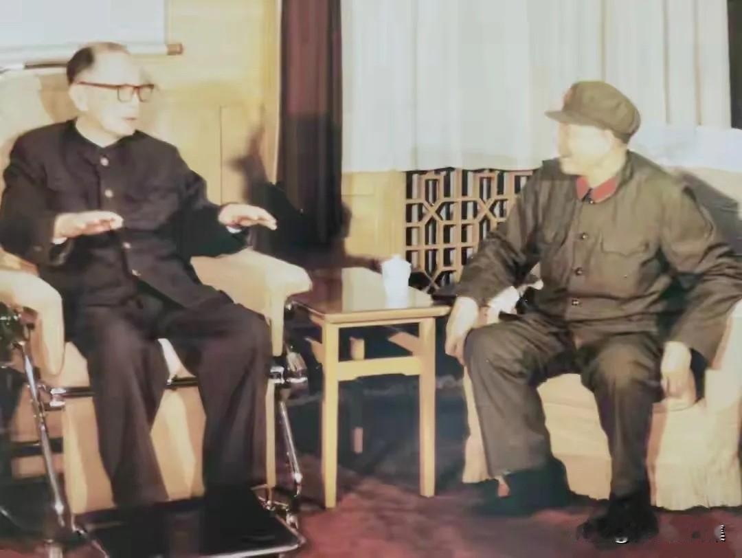 1983年，时任解放军副总参谋长张震将军（右）看望聂荣臻元帅时的照片。早在195