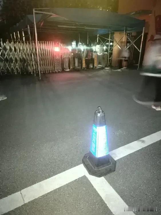 没想到小县城学校也那么严谨了。昨天接俺闺女放学，都放学20分钟了才出来。奇怪啦！