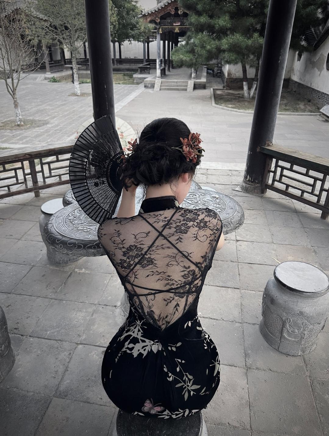 古风美人，黑纱长裙，花髻相伴，静坐庭院，悠然自得。