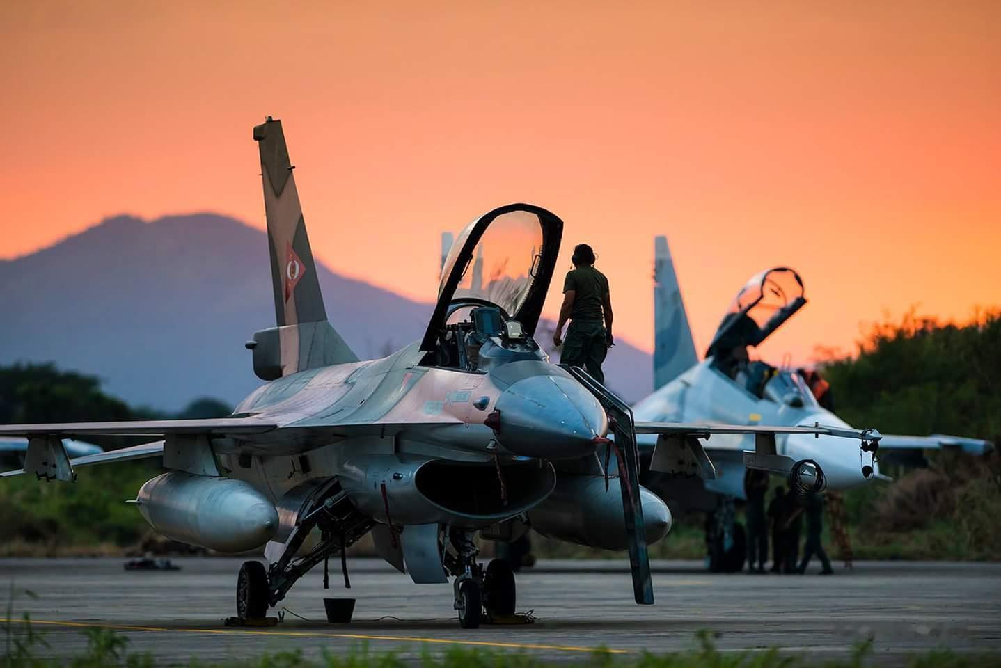 #苏霍伊影像集##今日战隼# 委内瑞拉空军的白板F-16A和Su-30Mk2 ​