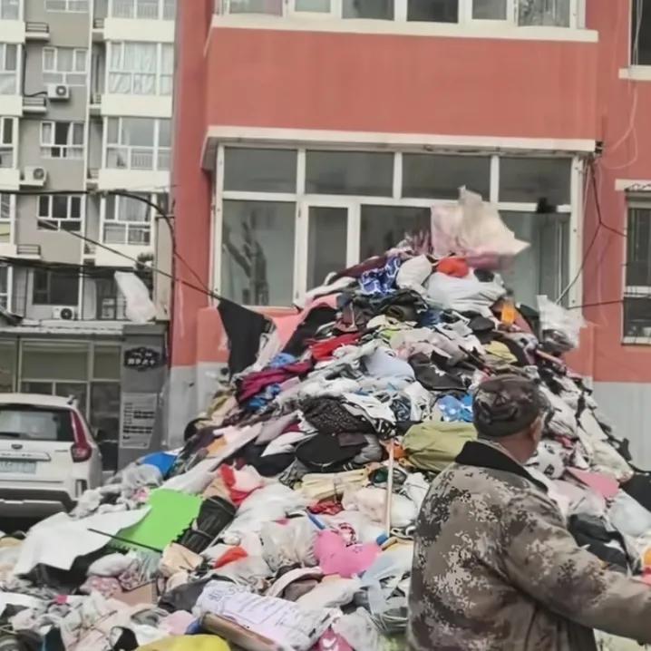 河北一老人爱捡垃圾，家里囤积了成吨的废品，导致屋内臭气熏天，滋生了很多蟑螂，严重