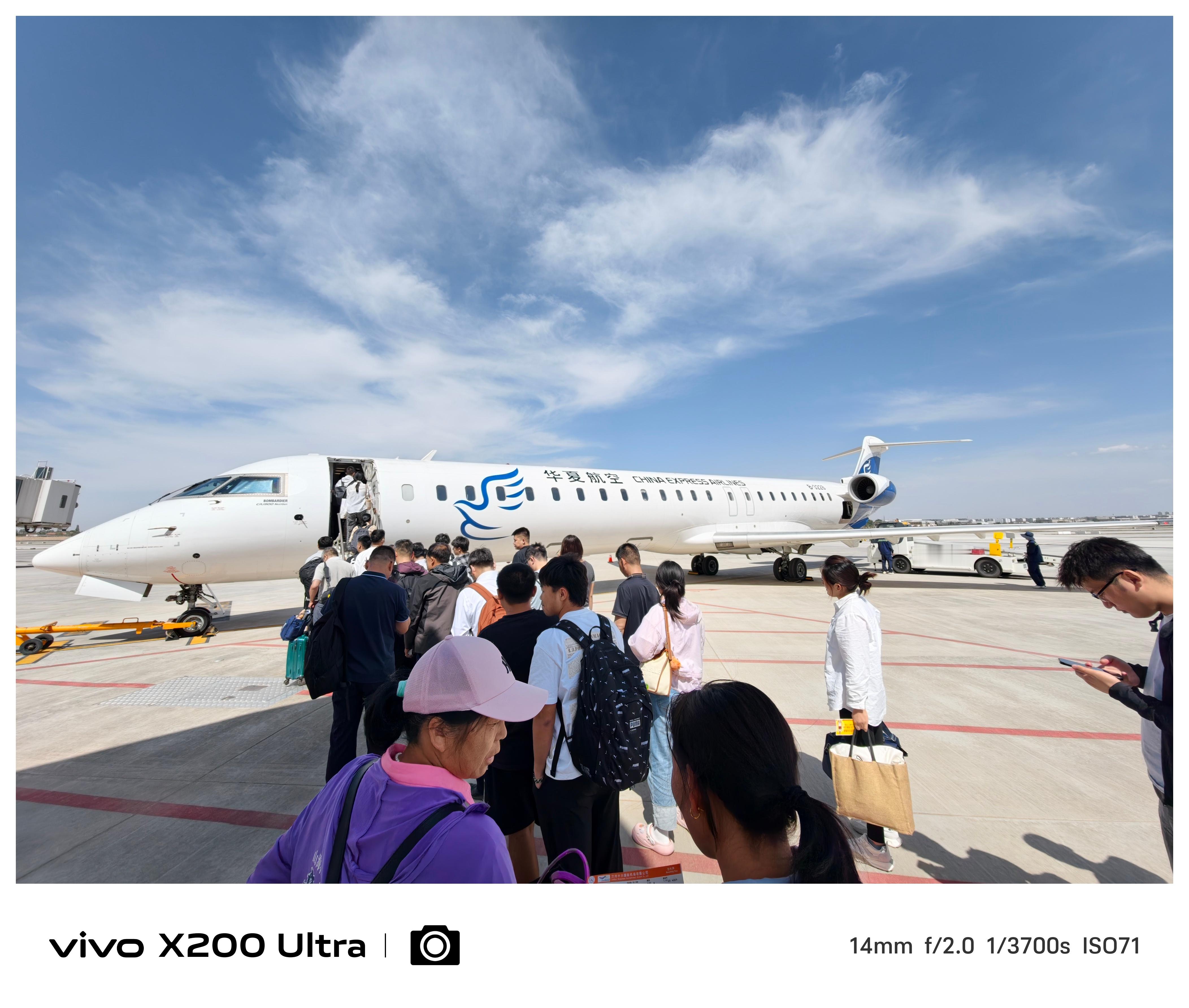 就是这架小飞机我查了下它叫庞巴迪CRJ900NG，而且CRJ900是CRJ系列中