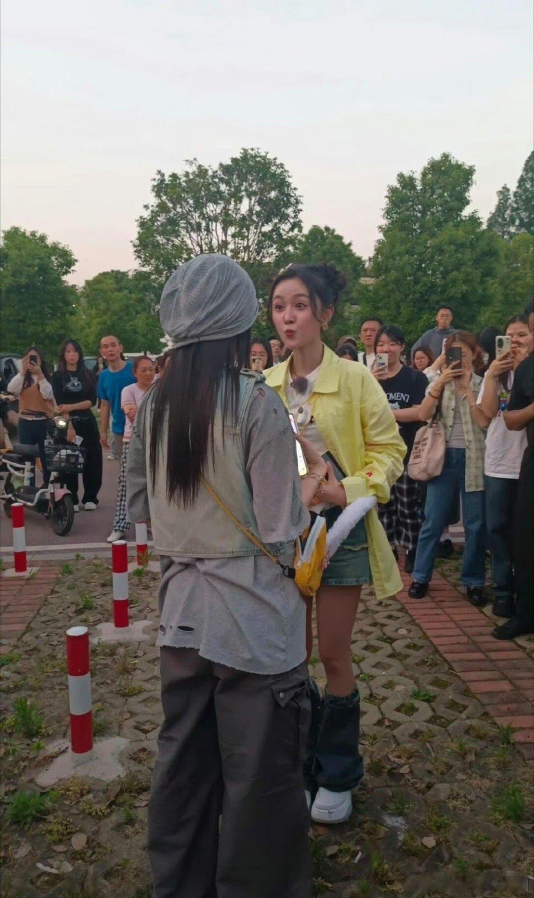 看得出来吴宣仪真的很喜欢周也[彩虹屁][彩虹屁][彩虹屁]怎么不算美女的梦幻联动