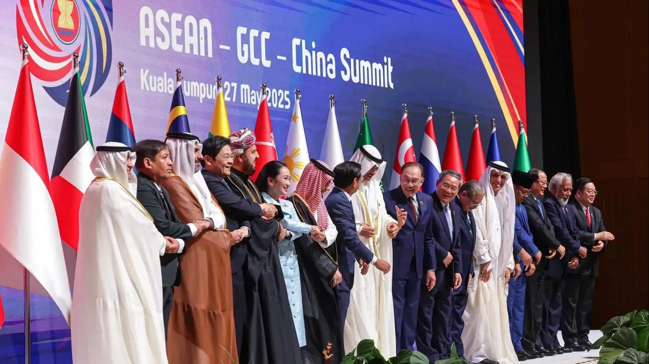 大大出乎意料，全世界对美国的好感正在稳步下滑，相反对中国好感度正在飙升！
这是美
