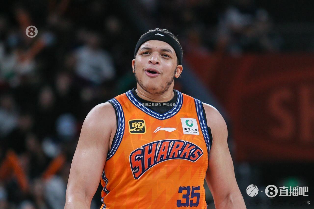 洛夫顿命中率奇葩：客场打广东三分球7中5，主场打新疆上半场6中1

洛夫顿有伤，