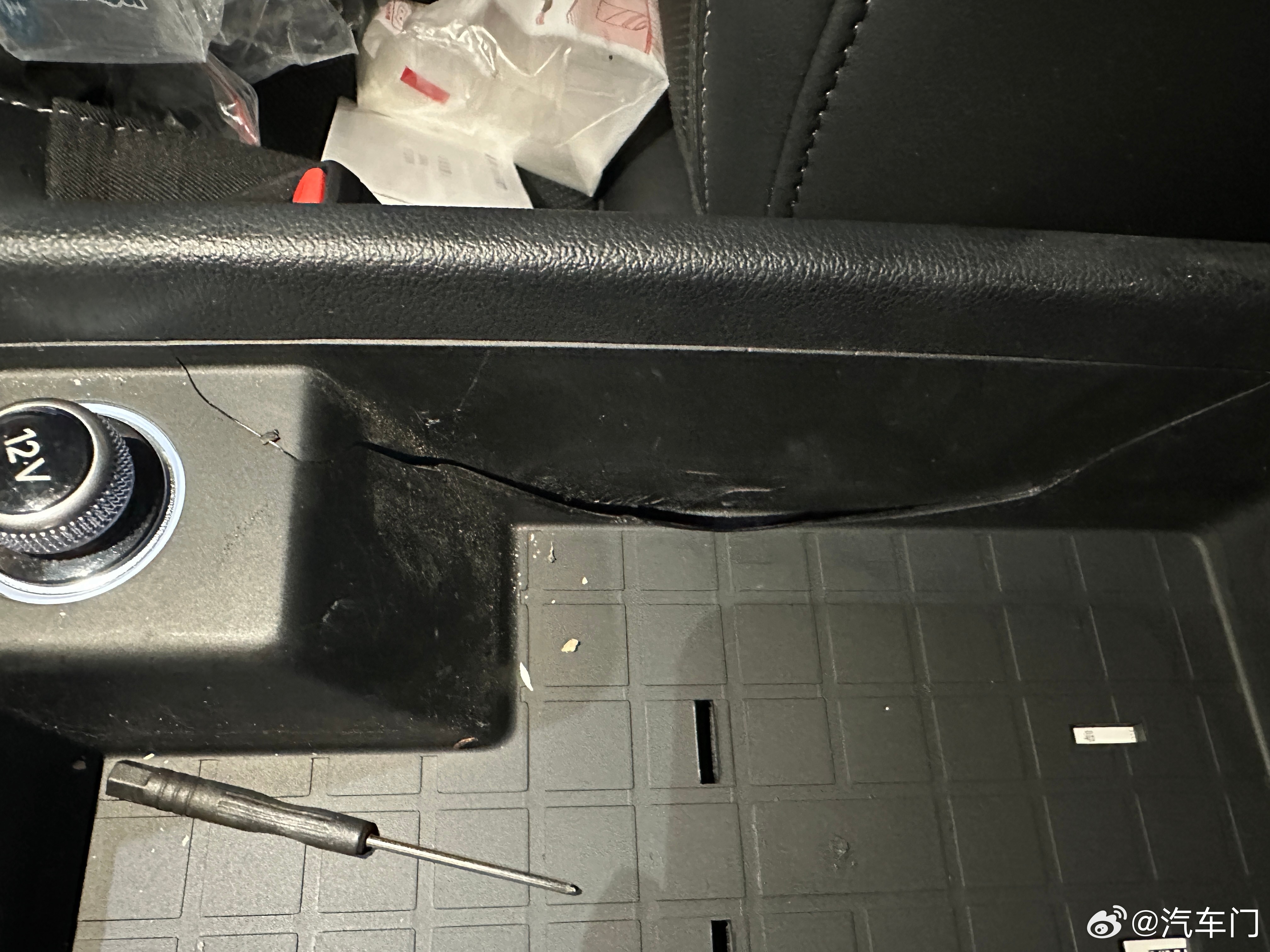 车主投诉【奥迪A4L4s中央扶手箱开裂要求厂家换新并予以补偿】车主殷女士向汽车门