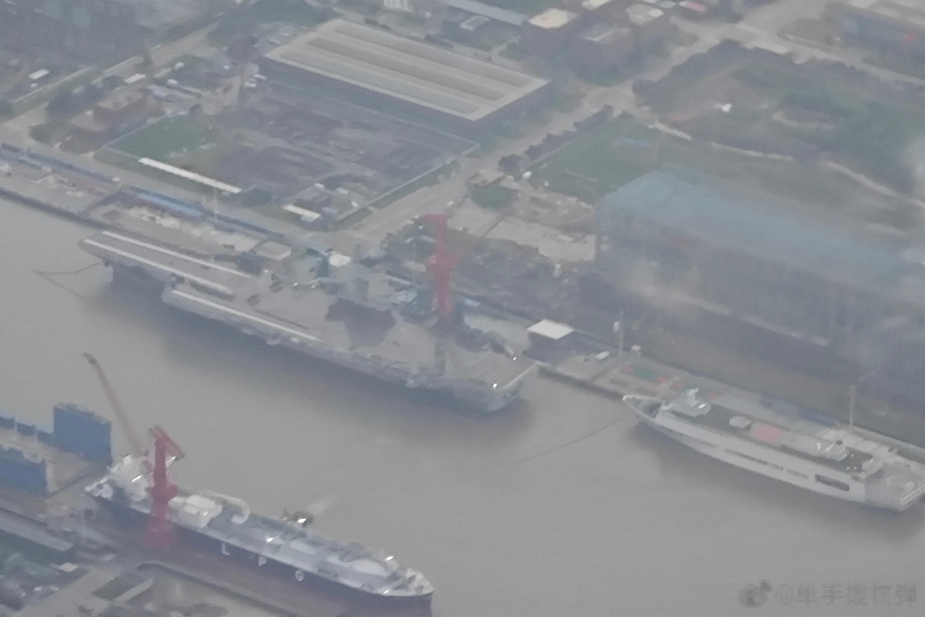 003航母“福建舰”最新现场图，3条弹射器风雨棚全部拆除，所以“福建舰”本月底进