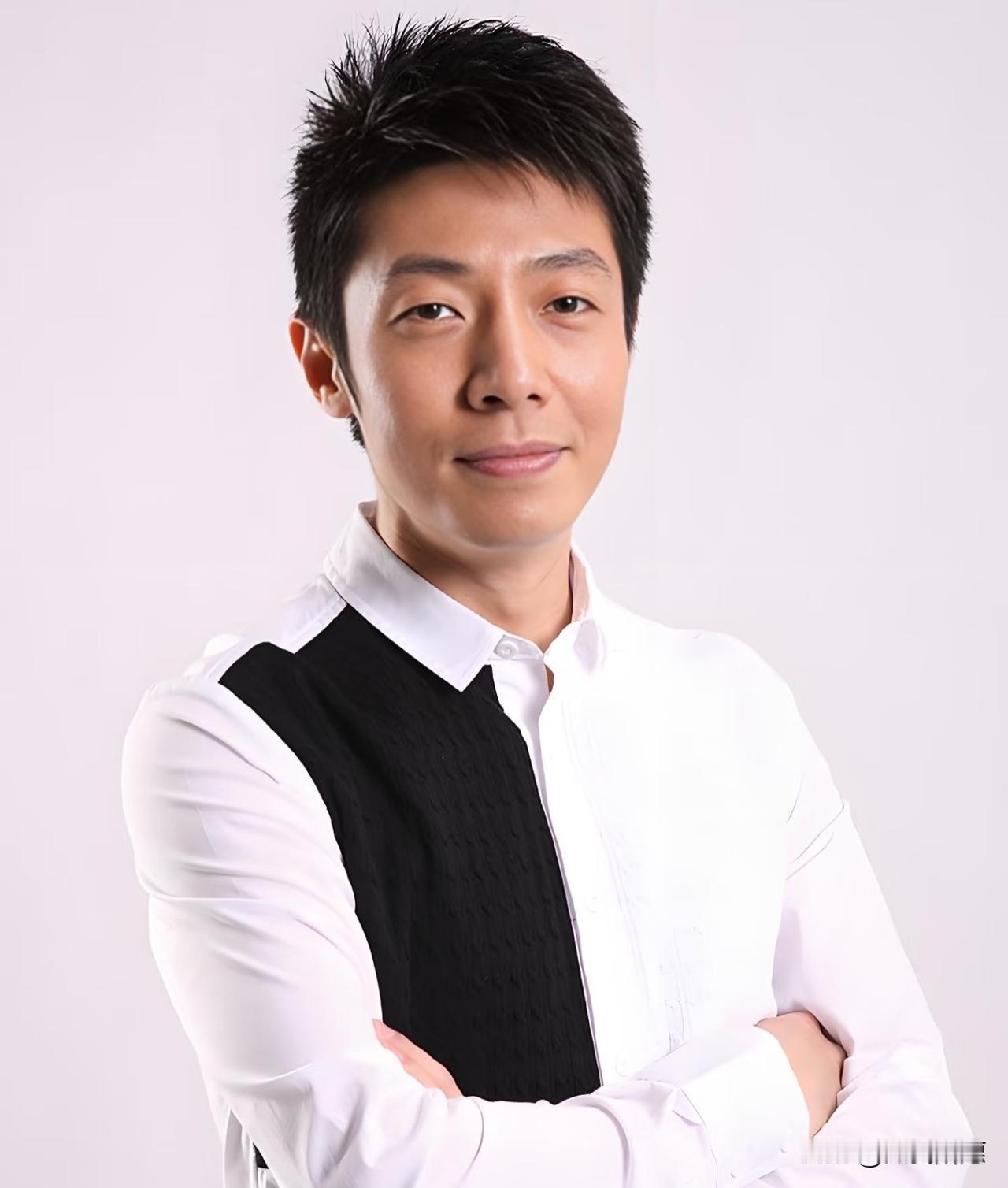 在人人恨不得把家搬上热搜的内娱，
撒贝宁干了一件很“不合群”的事：
他的那对龙凤