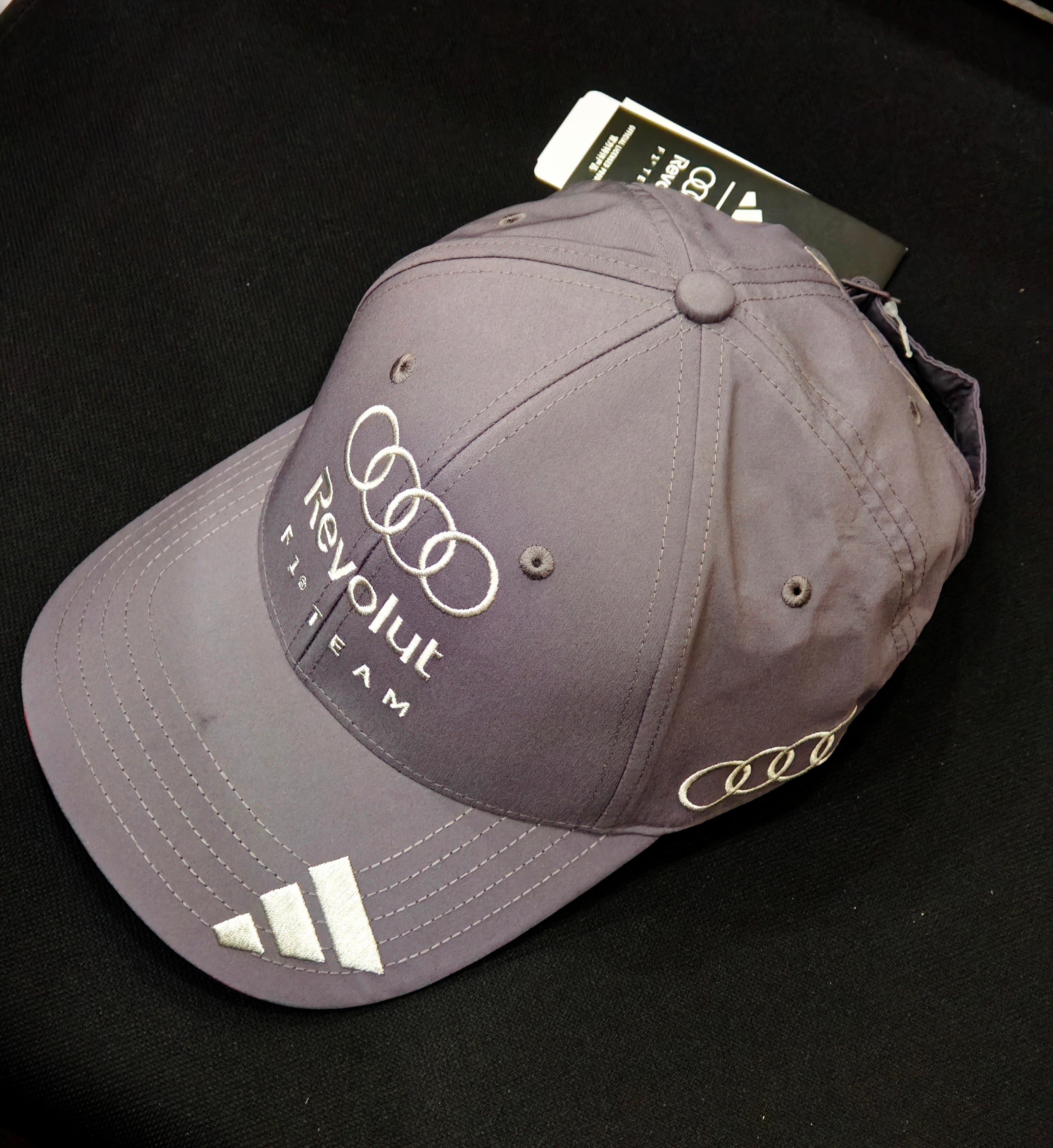 每周【铁粉抽奖】，这周为铁粉们准备的是：Addidas×奥迪 F1车队棒球帽转评
